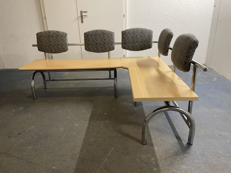 L-förmige Sitzbank mit gepolsterten Lehnen – stabile Metallkonstruktion und helle Holzsitzflächen - Image 2