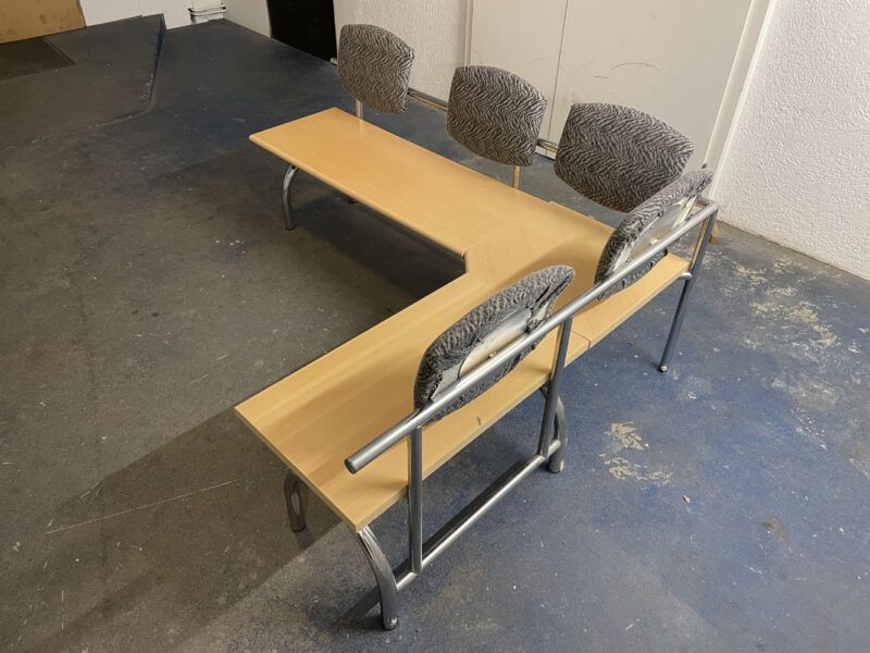 L-förmige Sitzbank mit gepolsterten Lehnen – stabile Metallkonstruktion und helle Holzsitzflächen - Image 3