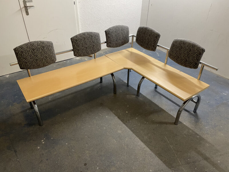 L-förmige Sitzbank mit gepolsterten Lehnen – stabile Metallkonstruktion und helle Holzsitzflächen - Image 4