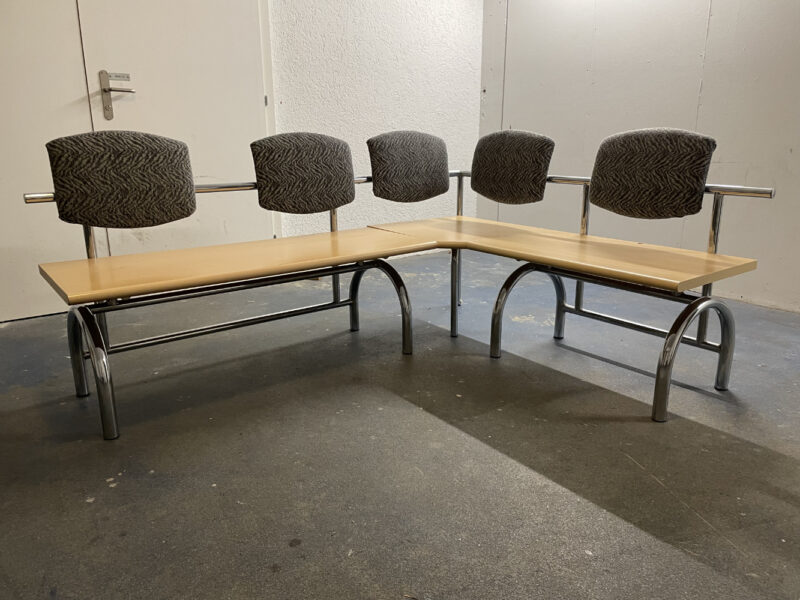 L-förmige Sitzbank mit gepolsterten Lehnen – stabile Metallkonstruktion und helle Holzsitzflächen - Image 5