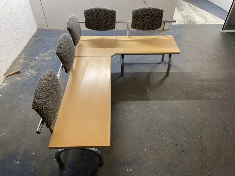 L-förmige Sitzbank mit gepolsterten Lehnen – stabile Metallkonstruktion und helle Holzsitzflächen - Image 6