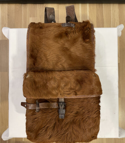 Original Schweizer Militär-Rucksack mit Fellbezug