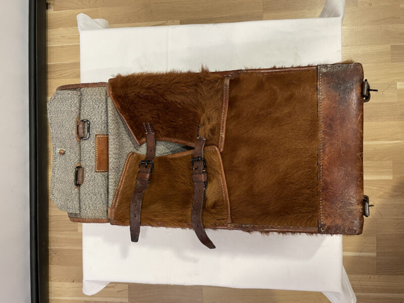 Original Schweizer Militär-Rucksack mit Fellbezug - Image 4