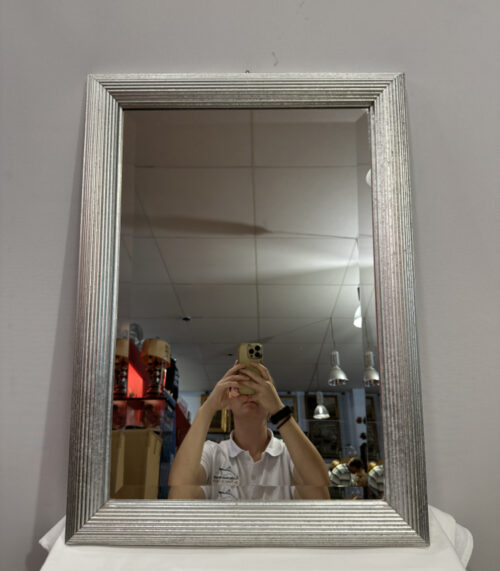 Moderner Wandspiegel mit silbernem Rillenrahmen