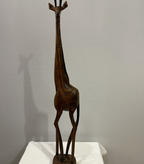 Grosse Giraffenfigur aus geschnitztem Naturholz
