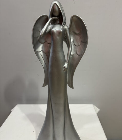 Moderne Engelsfigur in Silberoptik – stilisierte Skulptur mit geheimnisvoller Ausstrahlung