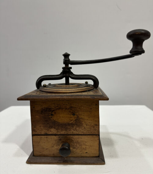 Antike Kaffeemühle aus Holz und Gusseisen – voll funktionsfähig und dekorativ