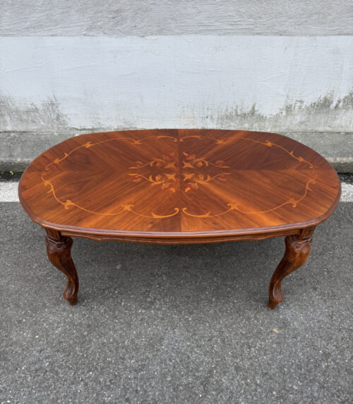 Ovaler Louis-XV Stil Couchtisch mit floralen Intarsien und geschwungenen Beinen