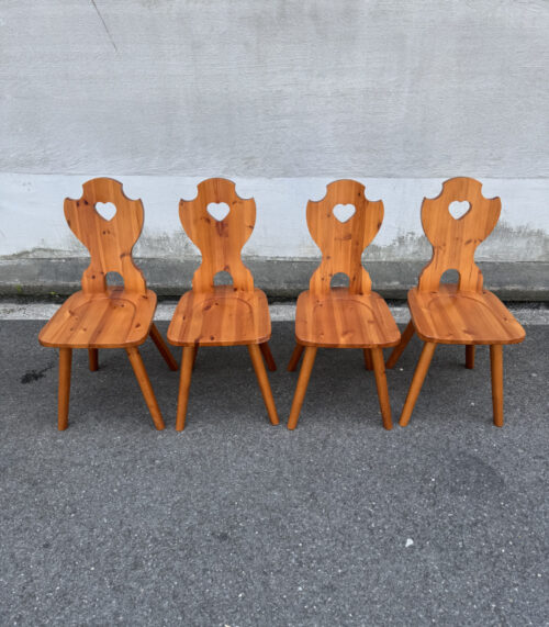 4er-Set traditionelle Stabelle Stühle aus Arvenholz mit herzförmigem Rückenausschnitt