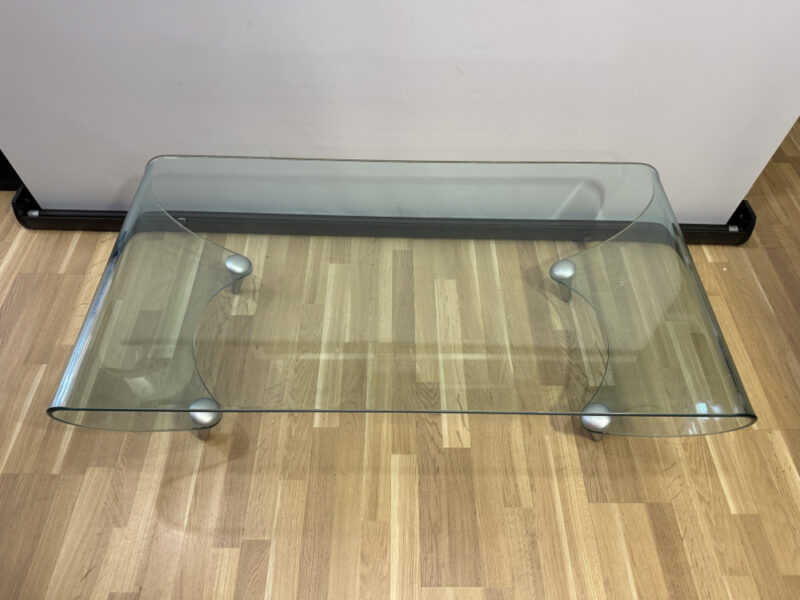 FIAM Italia Glastisch aus gebogenem Glas – Designerstück mit Aluminiumfüssen