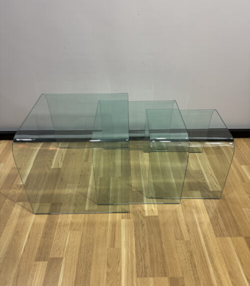 3er-Set Design-Glastische aus gebogenem Glas ineinander verschachtelbar