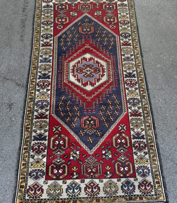 Handgeknüpfter Kaukasus Orientteppich mit Mittelmedaillon, 210 x 105 cm