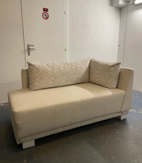 Kompaktes Sofa mit Ausziehfunktion und Bettkasten in Beige