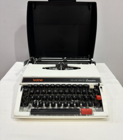 Brother Deluxe 660TR Kofferschreibmaschine mit Korrekturfunktion