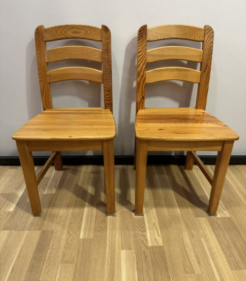 Zwei klassische Massivholz Stühle mit gebogener Lehne natur lackiert