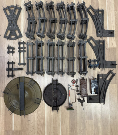 Antikes Märklin Eisenbahn Zubehör aus Metall Konvolut für Spur 0 mit Drehscheiben, Weichen & Ersatzteilen
