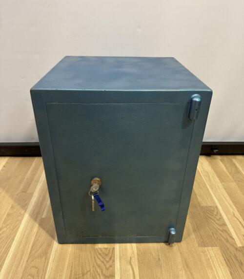 Blauer Stahltresor mit Schlüssel und Zwischenboden