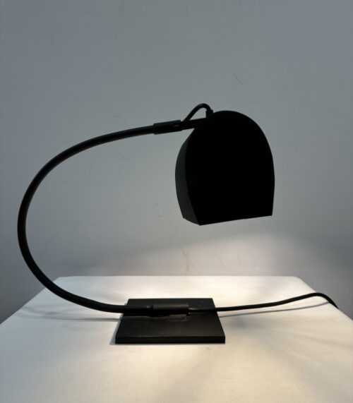 Schwarze Design Tischlampe mit gebogenem Arm und Metallfuß