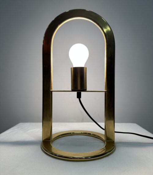 Messing Tischlampe im Bauhaus Stil mit Rundbogenrahmen