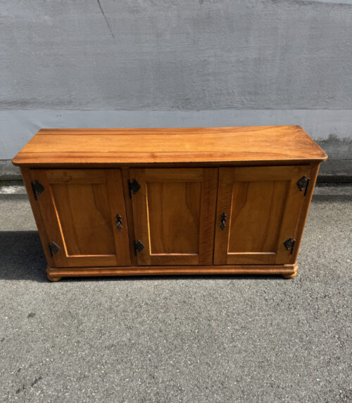 Vintage Sideboard aus Nussbaumholz mit viel Stauraum