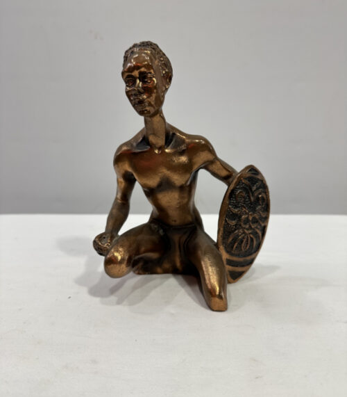 Afrikanische Bronzefigur mit Schild, handgefertigte Darstellung