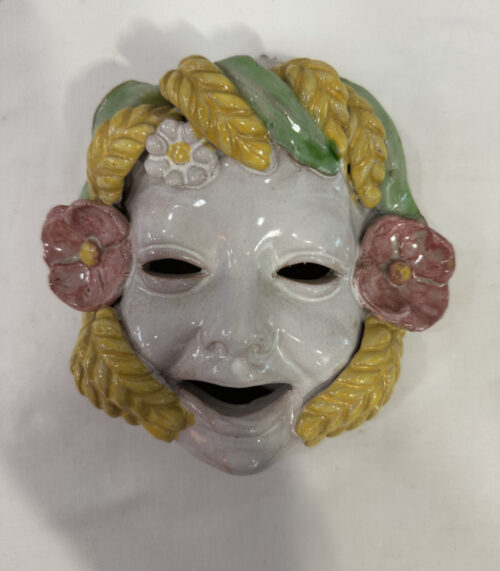 Handgefertigte Terrakotta Wandmaske mit floralen und naturinspirierten Details