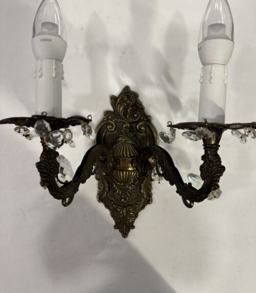 Doppelflammige Wandleuchte im Barockstil mit Kristallanhängern