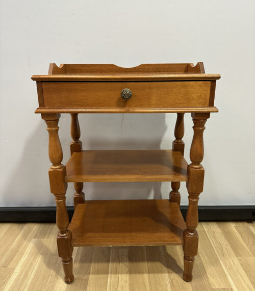 Beistelltisch aus Holz mit Schublade und zwei Ablagen