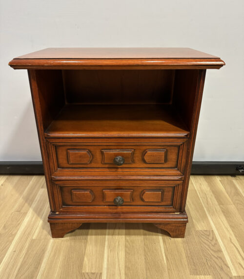 Nachttisch im klassischen Stil mit zwei Schubladen und Ablagefach