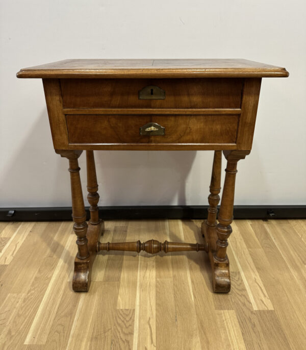 Kleiner Beistelltisch um 1900 Massivholz mit Schubladen und gedrechseltem Unterbau