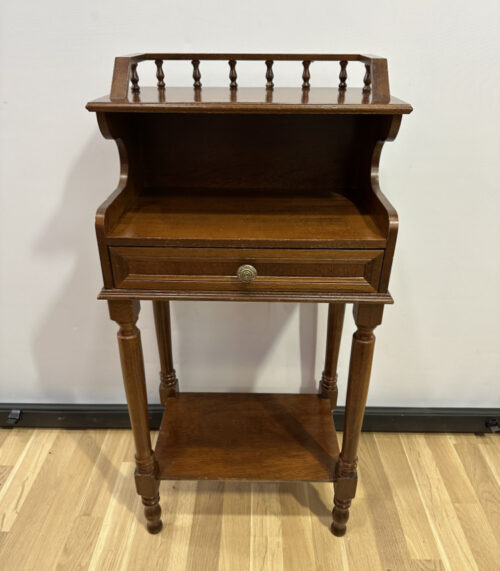 Antiker Beistelltisch mit Galerie, Schublade und Ablageboden