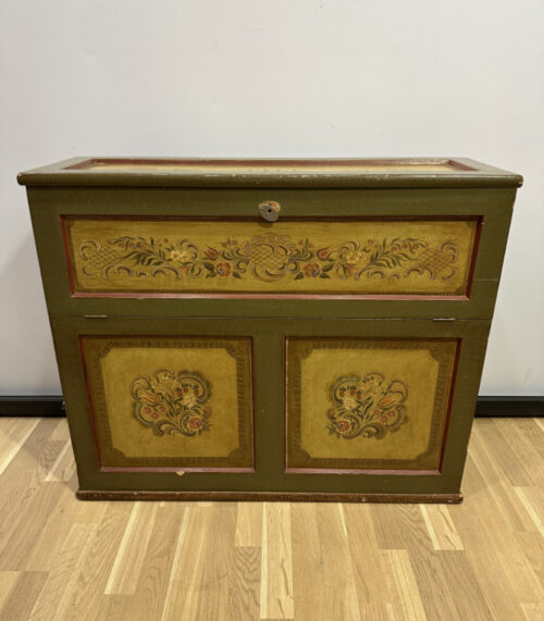 Antike Bauerntruhe mit floraler Handmalerei und grün-gelber Fassung