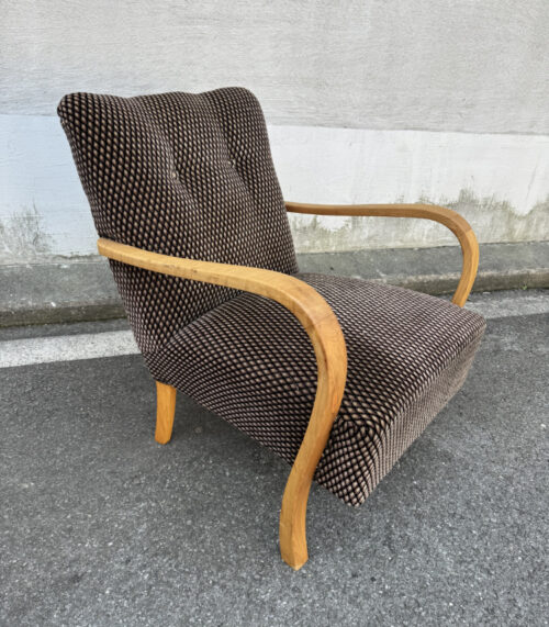 Vintage Sessel mit Holzarmlehnen und gemustertem Bezug