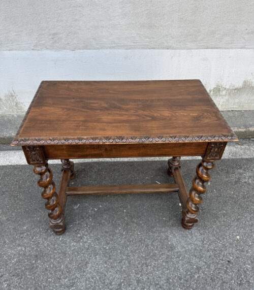 Antiker Massivholztisch mit Balusterbeinen und Schnitzverzierungen