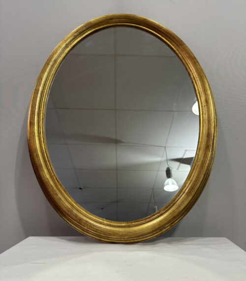 Ovaler Wandspiegel mit goldfarbenem Holzrahmen