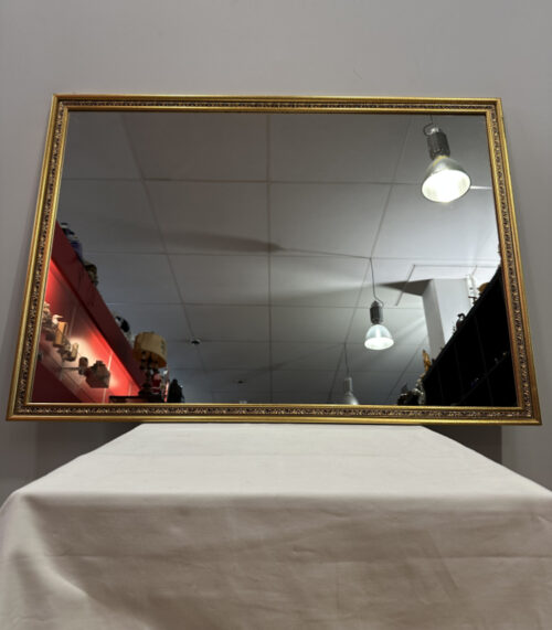 Rechteckiger Wandspiegel mit goldfarbenem Zierrahmen