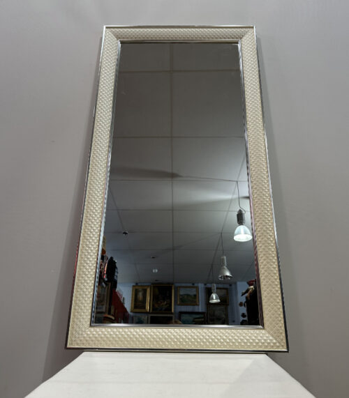 Rechteckiger Wandspiegel mit cremefarbenem Rautenmuster Rahmen