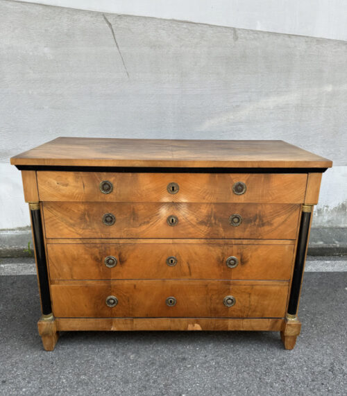 Originale Biedermeier Kommode mit Nussbaumfurnier und Säulenverzierung