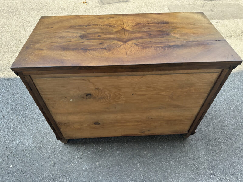 Originale Biedermeier Kommode mit Nussbaumfurnier und Säulenverzierung - Image 11