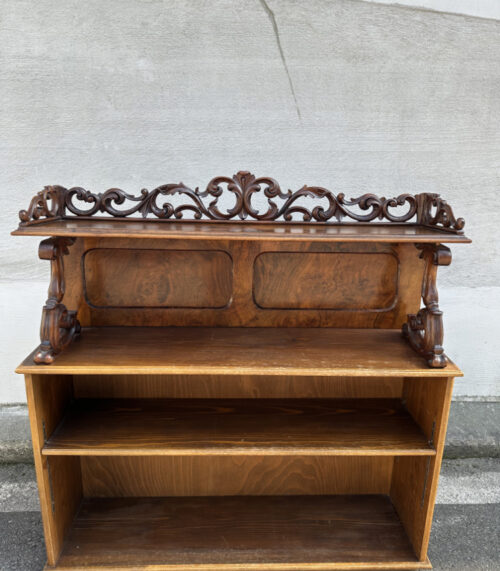 Regal mit antikem Aufsatz und geschnitzten Ornamenten