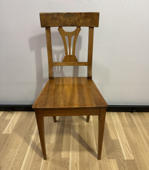 Antiker Biedermeier Stuhl aus massivem Nussbaumholz