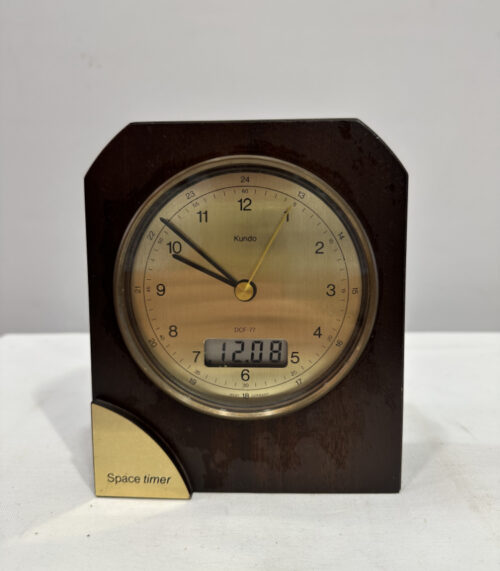 Kundo Space Timer, Tischuhr mit Analoganzeige im Holzgehäuse