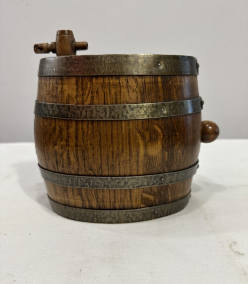 Rustikales Mini Holzfass mit Metallreifen und Zapfhahn