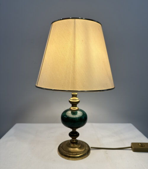 Vintage Tischlampe mit Messingfuss und grünem Glaselement