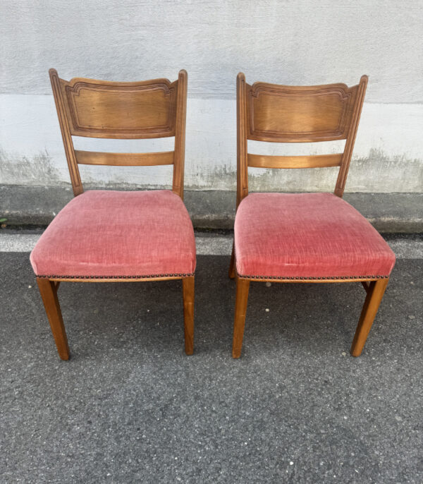 2er-Set antike Stühle um 1900 aus Nussbaumholz mit Federpolsterung und Samtstoff