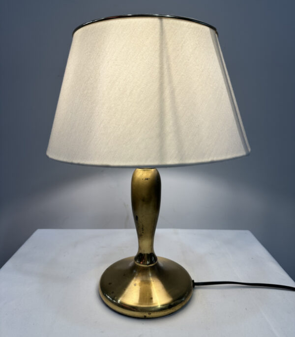 Tischlampe mit Messingfuss und weissem Stoffschirm, Mid-Century-Design