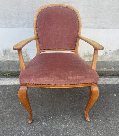 Antiker Armlehnsessel im Louis-Philippe-Stil aus Nussbaumholz und Samtstoff.