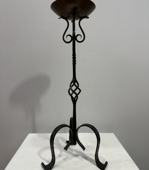 Rustikaler Kerzenhalter aus Schmiedeeisen mit Kupferschale