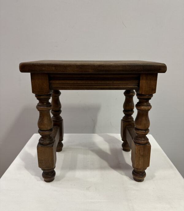 Vintage-Hocker aus Massivholz mit gedrechselten Beinen