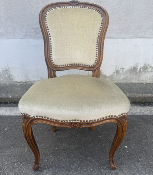 Antiker Louis-Philippe Stuhl aus Nussbaumholz mit heller Polsterung